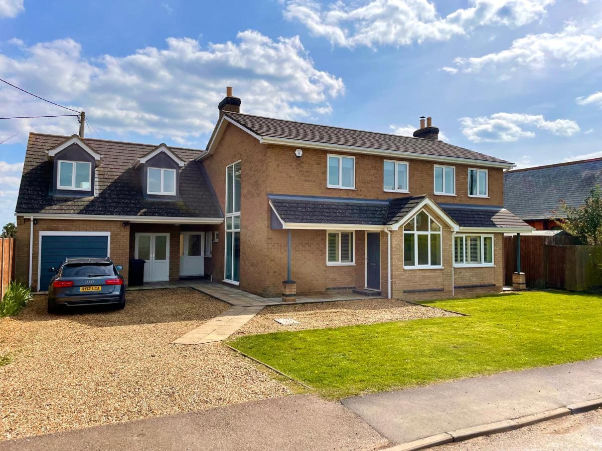 Executive Home With Plenty Of Room Ely Esterno foto